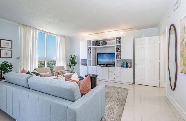 Bayview Bliss: 2BR/2BA Condo in Coconut Grove- Parking included