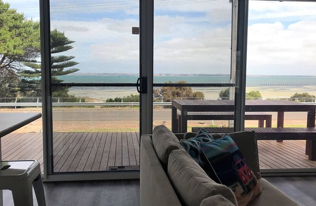 Baywatch Kingscote - Beachfront get-away