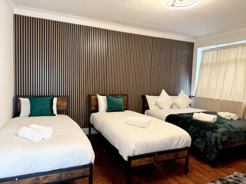 BE-1st Floor Quad Room in Wembley!