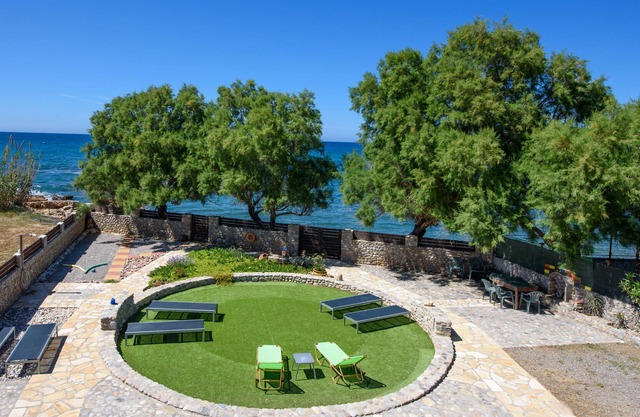 Beach 5 meters from the garden, sea view, amenities, quiet, 9-12 people.