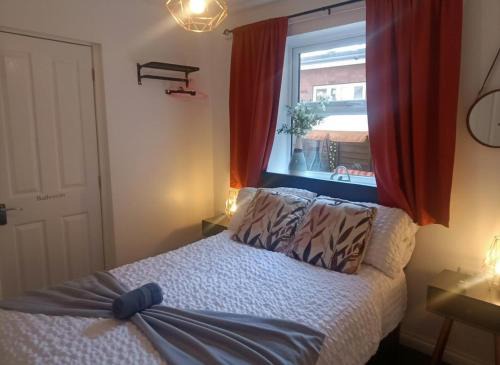 Beach Apartment - Sleeps 4 Garden & Parking