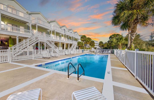 Beach Blessings Luxe 30A Townhome 2BR 3Bath, Walk to Beach, Pool, Hot Tub
