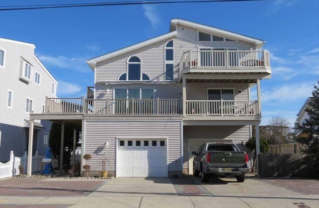 Beach Block 5 Bedroom home located in Townsend Inlet- Perfect Location!