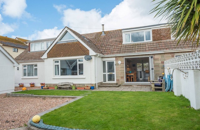 Beach Breaks. Lovely holiday home, just a short stroll to the village and beach.