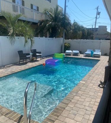 Beach Breeze 3, pet friendly, walking distance to Atlantic Ocean free parking