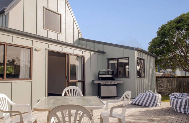 Beach Central - Whangamata Holiday Home