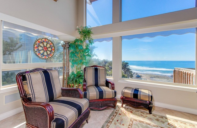 Beach Chateau with Ocean View, Free WiFi, Fireplace, Washer/Dryer & Gas Grill