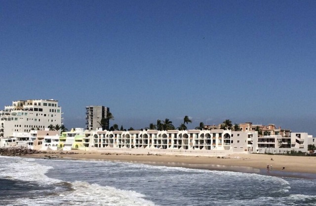 Beach Condo w/pool & tennis court.