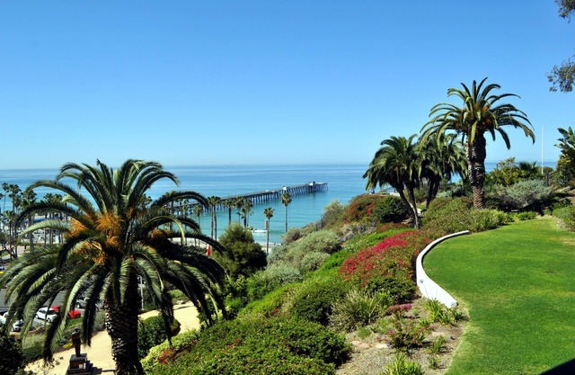 Beach condo with amazing coastal views, Seasonal Bookings Welcome. 30-nights min