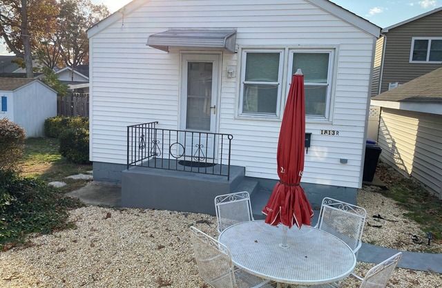 Beach Cottage 4 Blocks From Beach 3 Blocks East of Main Street Bars/restaurants