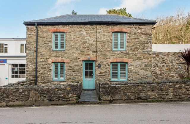 Beach Cottage is a traditional stone cottage, just 100 yards from the breath-taking Trevaunance Cove