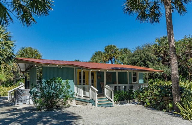 Beach cottage Wabasso beach area, 1 min walk to private beach, off season rates