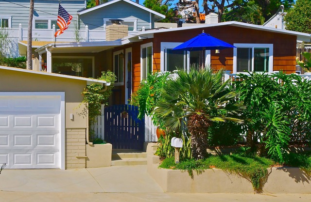 Beach Cottage with Private Yard , Walk to Beach, Linda Lane Park, Downtown