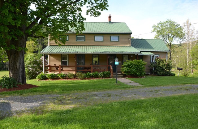 Beach Farm - Charming Riverside Farmhouse: Ideal Getaway for Outdoor Enthusiasts!
