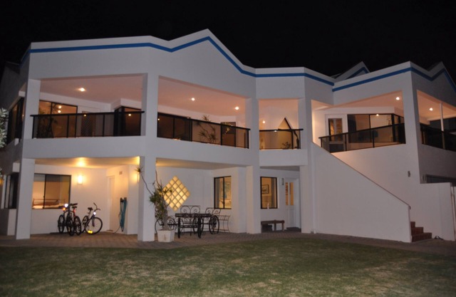 Beach Front Apartment and garden for 2 on stunning Mullaloo Beach