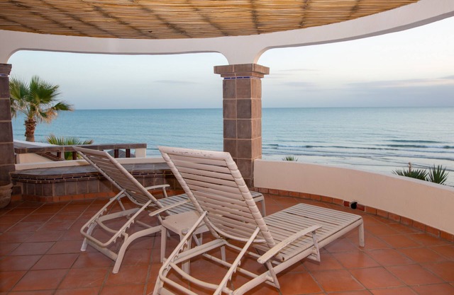 Beach Front Luxury Living & Spectacular Deck with heated Spa