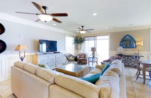 Beach front, pet friendly, swimming pool, 6 bedrooms & baths!