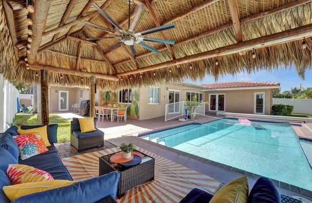 Beach & Fun: Heated Pool, Tiki Hut, Fire Pit, Bikes