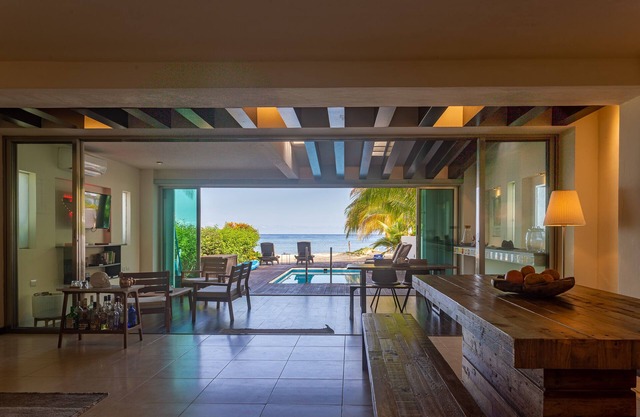 Beach house w/private pool & sandy beach for 8