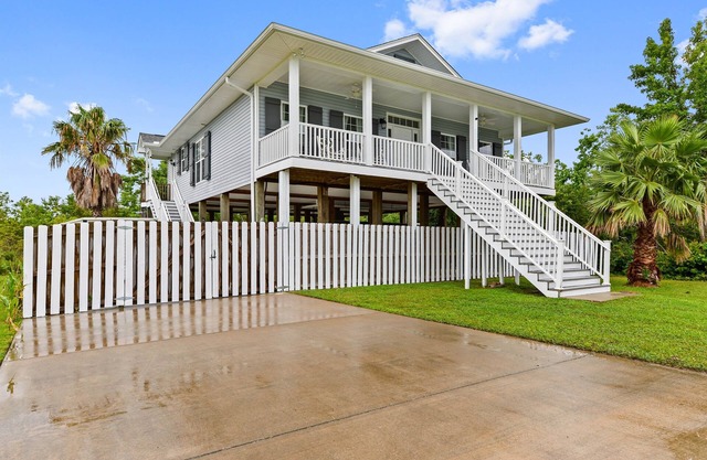 Beach House, 0.1 miles to the beach, clean and well stocked.