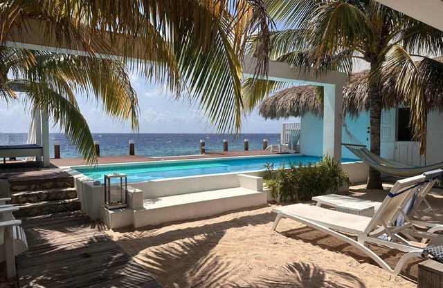 Beach house Pietermaai - private swimming pool - by the sea - historic Willemstad