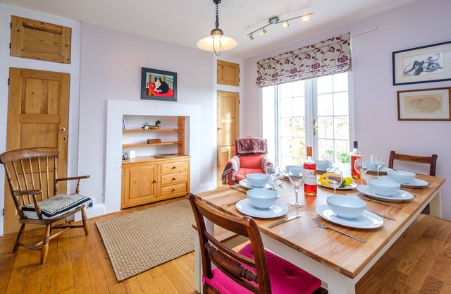 Beach House - sleeps 8 guests in 4 bedrooms