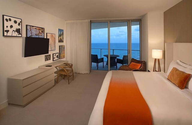 Beach is Calling! Kitchen, Private Cabanas, Pool, Walk to Beach