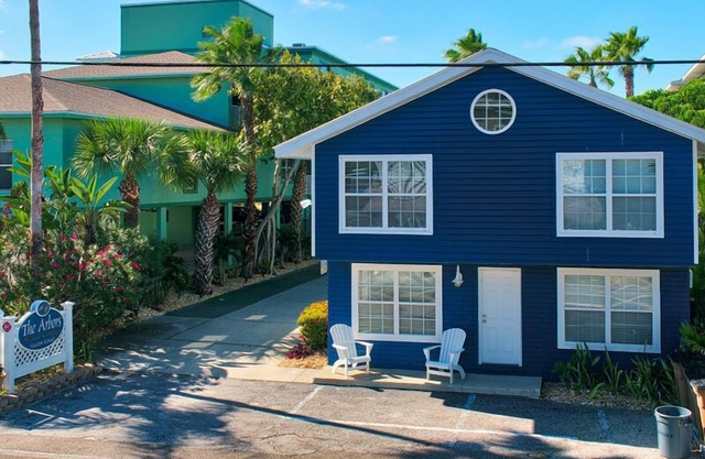Beach Lodge:2 Story Sleeps up to 12* Beach front pavilion* heated pool