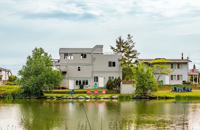 Beach Look Out Retreat - Lake in Backyard, Hot Tub