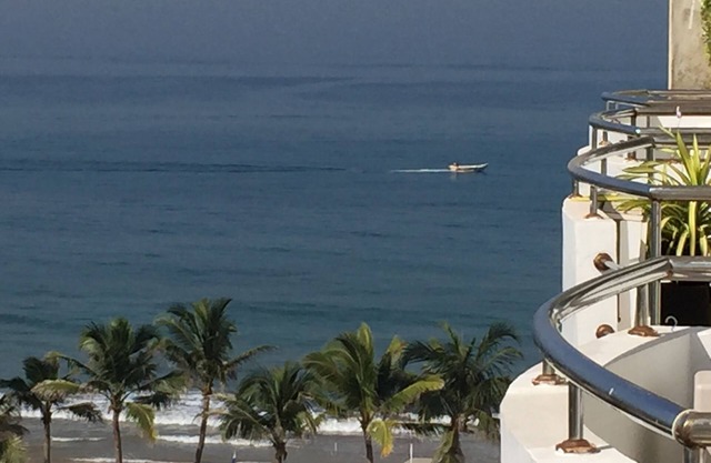 Beach Luxury Apartment in Srilankanfurnished apartment opposite Mt Lavinia beach