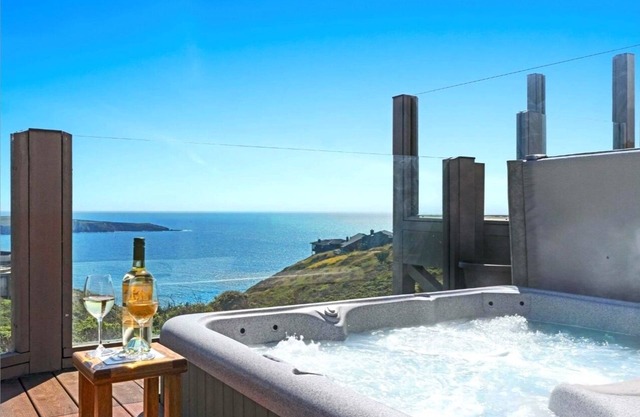 Beach Nest~Dazzling Cozy Ocean Cottage-Views & Sauna!HtTb/PlTble/Pup/WiFi