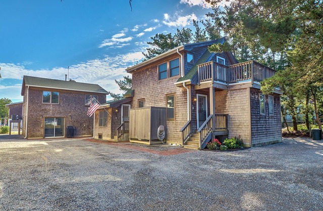Beach Oasis Getaway-Main House-Two Bungalows Available-Steps from the Water
