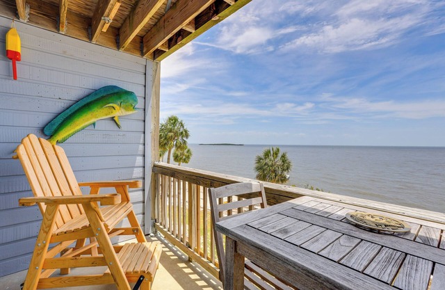 Beach & Pool Access at Condo on Cedar Key!