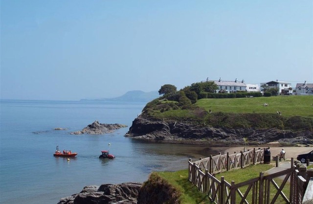 BEACH RETREAT, romantic, country holiday cottage in Aberporth