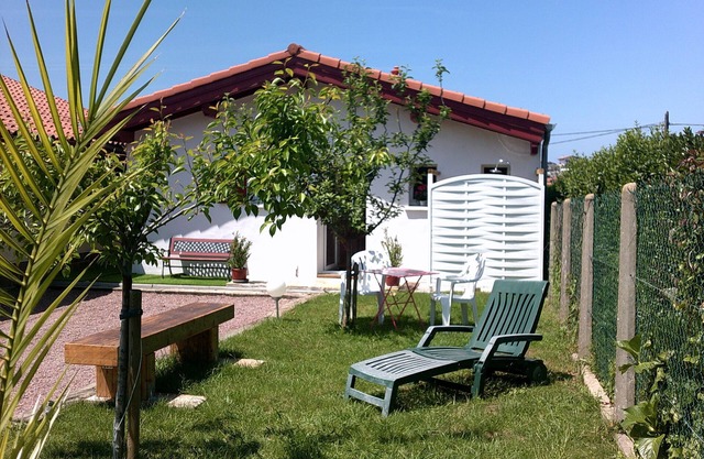 beach walk, charming villa with pool, terrace, quiet garden. swimming pool