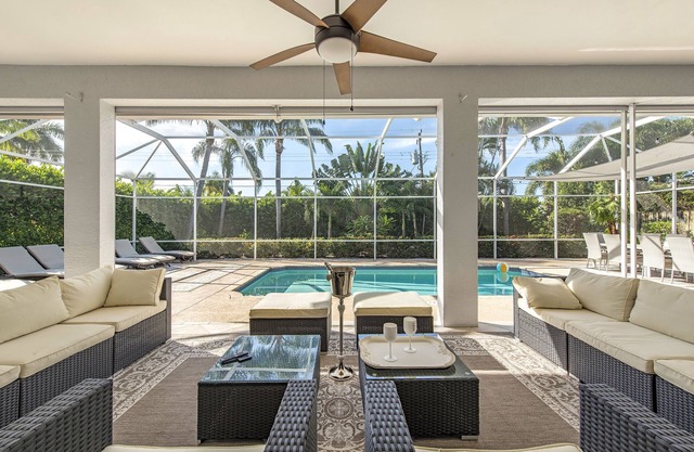 Beach Walk Villa: Salt Pool & Steps to Mercato Dining!