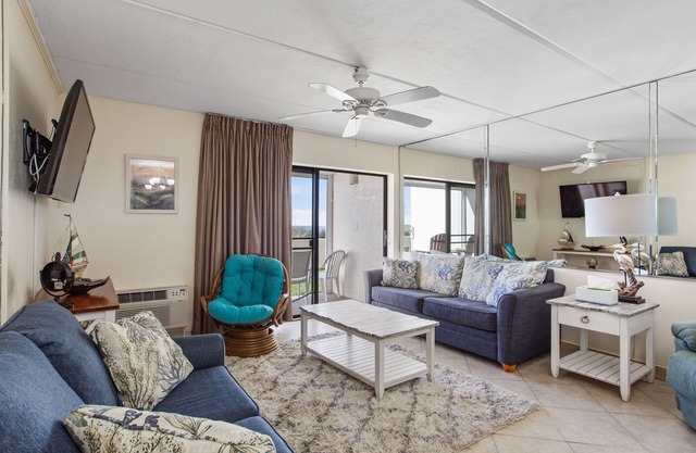 Beacher's Oceanfront Patio Plus Suite with onsite Front desk and Service