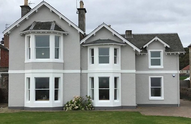 Beachfront 3 bedroom ground floor luxury holiday apartment in North Berwick with parking