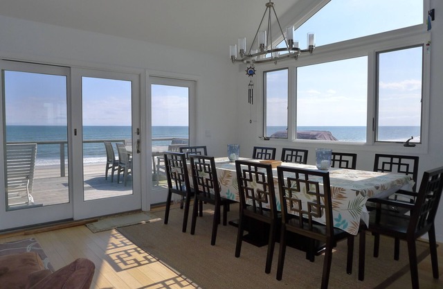 Beachfront 5-bedroom vacation home, 15-minute walk to Ocean Beach