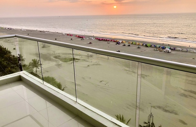 Beachfront Apartment/Panoramic View of the Beach and Ocean