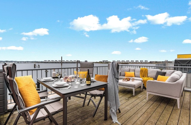 Beachfront Baltic Sea vacation apartment "Santiano Lounge" with water view over 2 levels