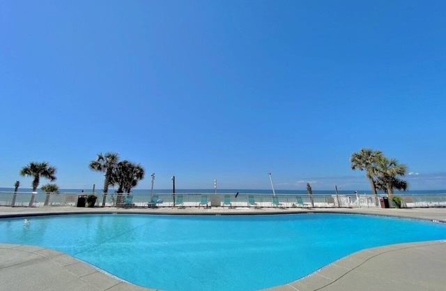 Beachfront Condo, Newly Remodeled, Large Balcony, Beach Service, Pool