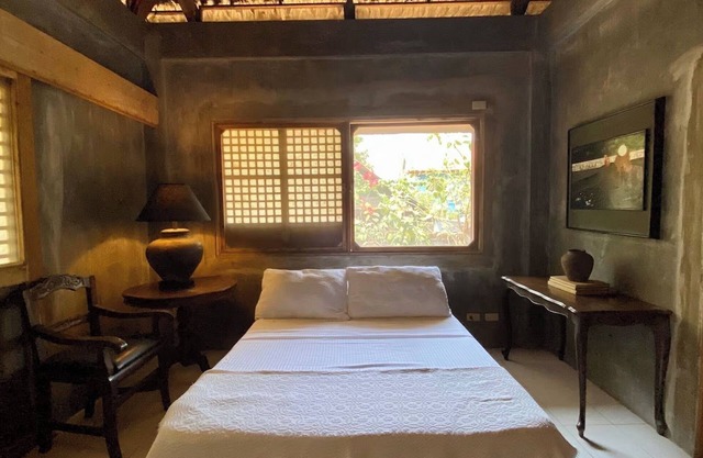 Beachfront Cottage Room #2 - Shared Bathroom