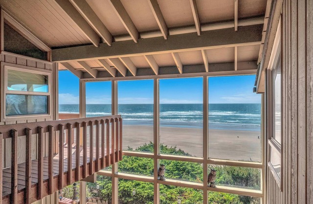 Beachfront Cottage with Easy Beach Access in the Heart of Seal Rock