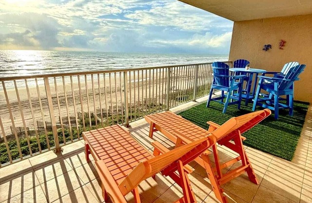 Beachfront Expansive Balcony! Seaside Escape DOGS