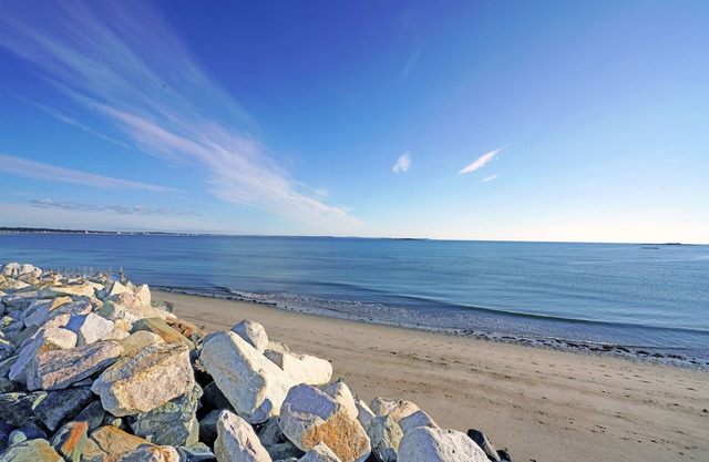 Beachfront Family Retreat Cottage and Carriage House