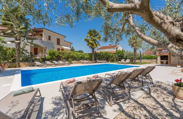 Beachfront flat with 60m2 pool, BBQ, sun loungers, only 800 metres to the beach