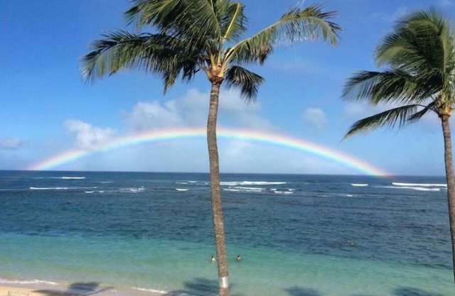 Beachfront Four Bedroom home in Beautiful Waialuan4 Bedrooms - Sleeps 11