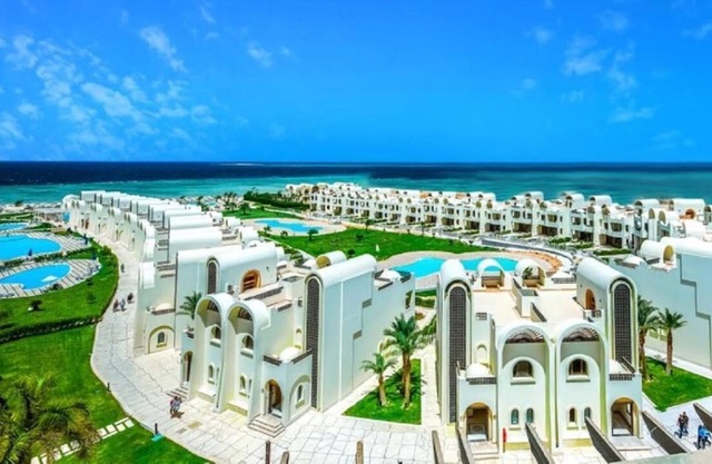 Beachfront in 5 star hotel with reef Hurghada