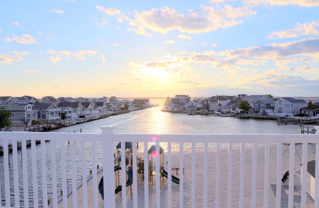 Beachfront! Lavallette, Monterey Beach sleeps12 dock! Open May 27 to June 29